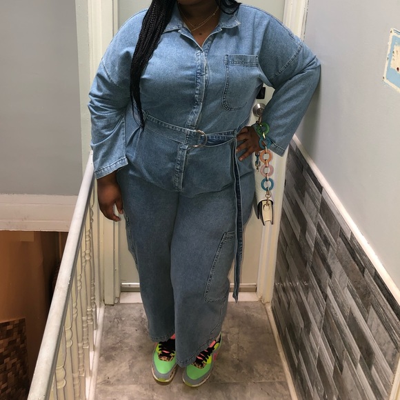 ASOS DESIGN Curve denim boilersuit with utility
pocket in light wash blue - Picture 6 of 6